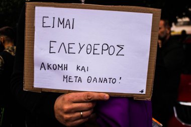 Limasol, Kıbrıs - 4 Aralık 2021 Kıbrıs Rum Kesimi 'ni vuran koronavirüs salgını sırasında Limasol sokaklarında bireysel özgürlükler için Kıbrıs hükümetine karşı gösteri düzenlendi