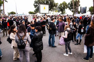 Limasol, Kıbrıs - 4 Aralık 2021 Kıbrıs Rum Kesimi 'ni vuran koronavirüs salgını sırasında Limasol sokaklarında bireysel özgürlükler için Kıbrıs hükümetine karşı gösteri düzenlendi
