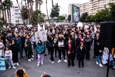 Limasol, Kıbrıs - 4 Aralık 2021 Kıbrıs Rum Kesimi 'ni vuran koronavirüs salgını sırasında Limasol sokaklarında bireysel özgürlükler için Kıbrıs hükümetine karşı gösteri düzenlendi