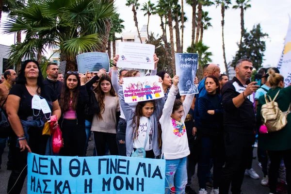 2021年12月4日 塞浦路斯利马索尔 Limassol 在塞浦路斯爆发禽流感期间 人们在利马索尔街头抗议塞浦路斯政府的个人自由 — 图库照片