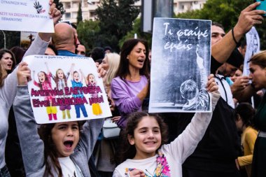 Limasol, Kıbrıs - 4 Aralık 2021 Kıbrıs Rum Kesimi 'ni vuran koronavirüs salgını sırasında Limasol sokaklarında bireysel özgürlükler için Kıbrıs hükümetine karşı gösteri düzenlendi