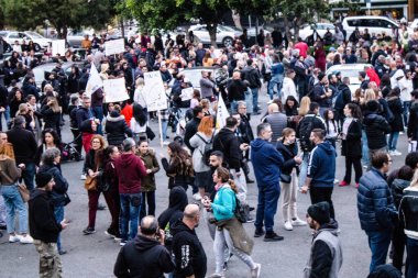 Limasol, Kıbrıs - 4 Aralık 2021 Kıbrıs Rum Kesimi 'ni vuran koronavirüs salgını sırasında Limasol sokaklarında bireysel özgürlükler için Kıbrıs hükümetine karşı gösteri düzenlendi