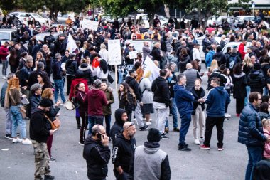 Limasol, Kıbrıs - 4 Aralık 2021 Kıbrıs Rum Kesimi 'ni vuran koronavirüs salgını sırasında Limasol sokaklarında bireysel özgürlükler için Kıbrıs hükümetine karşı gösteri düzenlendi