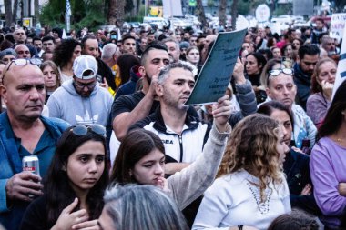 Limasol, Kıbrıs - 4 Aralık 2021 Kıbrıs Rum Kesimi 'ni vuran koronavirüs salgını sırasında Limasol sokaklarında bireysel özgürlükler için Kıbrıs hükümetine karşı gösteri düzenlendi