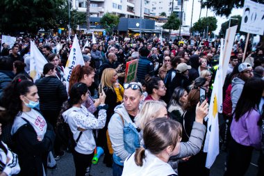 Limasol, Kıbrıs - 4 Aralık 2021 Kıbrıs Rum Kesimi 'ni vuran koronavirüs salgını sırasında Limasol sokaklarında bireysel özgürlükler için Kıbrıs hükümetine karşı gösteri düzenlendi