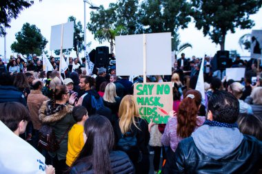 Limasol, Kıbrıs - 4 Aralık 2021 Kıbrıs Rum Kesimi 'ni vuran koronavirüs salgını sırasında Limasol sokaklarında bireysel özgürlükler için Kıbrıs hükümetine karşı gösteri düzenlendi