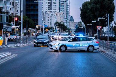 Limasol, Kıbrıs - 4 Aralık 2021 Kıbrıs Rum Kesimi 'ni vuran koronavirüs salgını sırasında Limasol sokaklarında bireysel özgürlükler için Kıbrıs hükümetine karşı gösteri düzenlendi