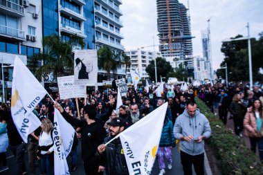 Limasol, Kıbrıs - 4 Aralık 2021 Kıbrıs Rum Kesimi 'ni vuran koronavirüs salgını sırasında Limasol sokaklarında bireysel özgürlükler için Kıbrıs hükümetine karşı gösteri düzenlendi