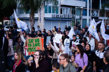 Limasol, Kıbrıs - 4 Aralık 2021 Kıbrıs Rum Kesimi 'ni vuran koronavirüs salgını sırasında Limasol sokaklarında bireysel özgürlükler için Kıbrıs hükümetine karşı gösteri düzenlendi