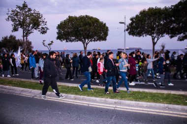 Limasol, Kıbrıs - 4 Aralık 2021 Kıbrıs Rum Kesimi 'ni vuran koronavirüs salgını sırasında Limasol sokaklarında bireysel özgürlükler için Kıbrıs hükümetine karşı gösteri düzenlendi