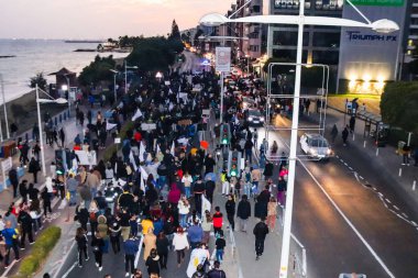 Limasol, Kıbrıs - 4 Aralık 2021 Kıbrıs Rum Kesimi 'ni vuran koronavirüs salgını sırasında Limasol sokaklarında bireysel özgürlükler için Kıbrıs hükümetine karşı gösteri düzenlendi