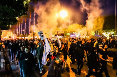 Limasol, Kıbrıs - 4 Aralık 2021 Kıbrıs Rum Kesimi 'ni vuran koronavirüs salgını sırasında Limasol sokaklarında bireysel özgürlükler için Kıbrıs hükümetine karşı gösteri düzenlendi