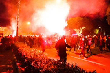 Limasol, Kıbrıs - 4 Aralık 2021 Kıbrıs Rum Kesimi 'ni vuran koronavirüs salgını sırasında Limasol sokaklarında bireysel özgürlükler için Kıbrıs hükümetine karşı gösteri düzenlendi