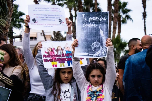 Limasol, Kıbrıs - 4 Aralık 2021 Kıbrıs Rum Kesimi 'ni vuran koronavirüs salgını sırasında Limasol sokaklarında bireysel özgürlükler için Kıbrıs hükümetine karşı gösteri düzenlendi