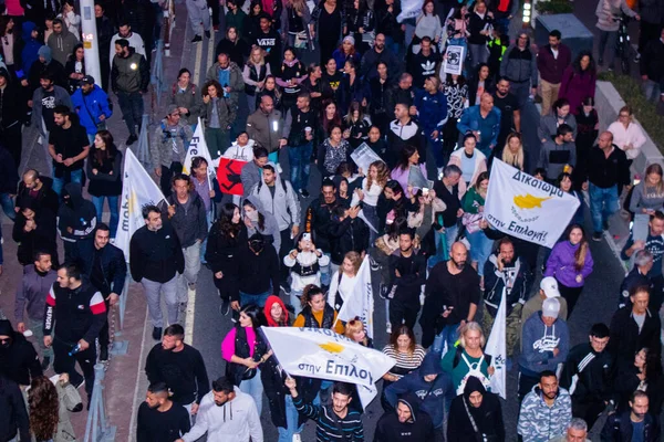 Limasol, Kıbrıs - 4 Aralık 2021 Kıbrıs Rum Kesimi 'ni vuran koronavirüs salgını sırasında Limasol sokaklarında bireysel özgürlükler için Kıbrıs hükümetine karşı gösteri düzenlendi