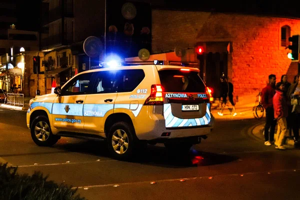 Limasol, Kıbrıs - 4 Aralık 2021 Kıbrıs Rum Kesimi 'ni vuran koronavirüs salgını sırasında Limasol sokaklarında bireysel özgürlükler için Kıbrıs hükümetine karşı gösteri düzenlendi