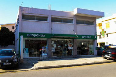 Limasol, Kıbrıs - 05 Aralık 2021 Kıbrıs Rum Kesimi 'nde meydana gelen koronavirüs salgını sırasında Limasol şehir merkezindeki caddelerde bulunan bir mağazanın cephesi