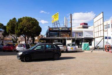 Limasol, Kıbrıs - 05 Aralık 2021 Kıbrıs Rum Kesimi 'ndeki Limasol kentinin tam göbeğindeki sahil caddesinde Cityscape