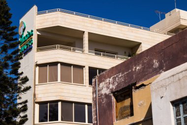 Limasol, Kıbrıs - 05 Aralık 2021 Kıbrıs Rum Kesimi 'ndeki Limasol kentinin tam göbeğindeki sahil caddesinde Cityscape