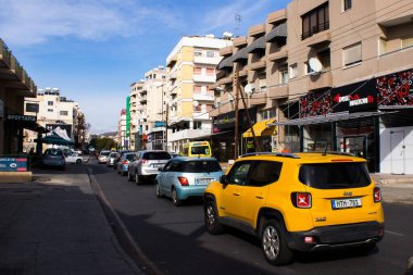 Limasol, Kıbrıs - 05 Aralık 2021 Kıbrıs Rum Kesimi 'ndeki Limasol kentinin tam göbeğindeki sahil caddesinde Cityscape
