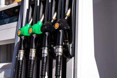 Limasol, Kıbrıs - Kıbrıs Rum Kesimi 'ni vuran koronavirüs salgını sırasında Limasol' da bulunan 05 Aralık 2021 Shell benzin istasyonu