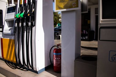 Limasol, Kıbrıs - Kıbrıs Rum Kesimi 'ni vuran koronavirüs salgını sırasında Limasol' da bulunan 05 Aralık 2021 Shell benzin istasyonu