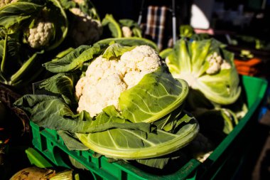 Limasol, Kıbrıs - 11 Aralık 2021 'de Limasol' daki Coronavirus salgını sırasında sebzeler satıldı, maske takmak zorunludur