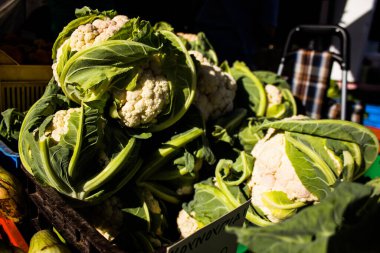 Limasol, Kıbrıs - 11 Aralık 2021 'de Limasol' daki Coronavirus salgını sırasında sebzeler satıldı, maske takmak zorunludur