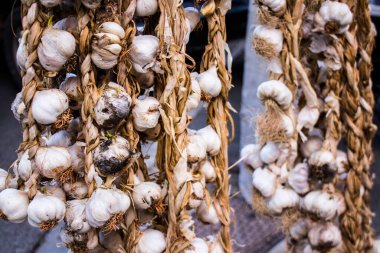 Limasol, Kıbrıs - 11 Aralık 2021 'de Limasol' daki Coronavirus salgını sırasında sebzeler satıldı, maske takmak zorunludur