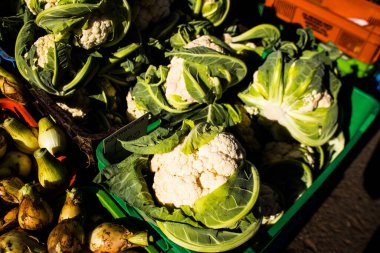 Limasol, Kıbrıs - 11 Aralık 2021 'de Limasol' daki Coronavirus salgını sırasında sebzeler satıldı, maske takmak zorunludur