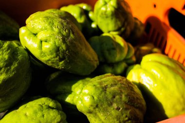 Limasol, Kıbrıs - 11 Aralık 2021 'de Limasol' daki Coronavirus salgını sırasında sebzeler satıldı, maske takmak zorunludur