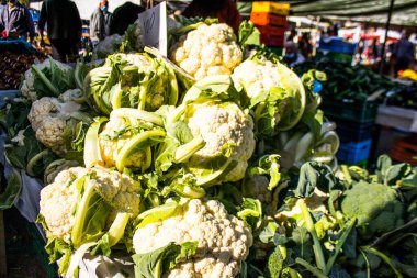 Limasol, Kıbrıs - 11 Aralık 2021 'de Limasol' daki Coronavirus salgını sırasında sebzeler satıldı, maske takmak zorunludur