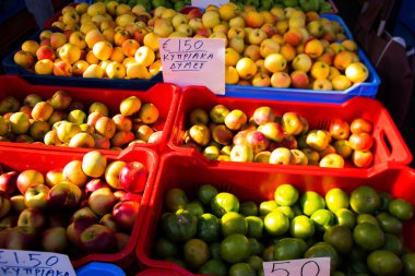 Limasol, Kıbrıs - 11 Aralık 2021 'de Kıbrıs Rum Kesimi' nde meydana gelen koronavirüs salgını sırasında Limasol 'daki pazarda satılan meyveler maske takmak zorunludur.