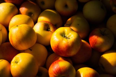 Limasol, Kıbrıs - 11 Aralık 2021 'de Kıbrıs Rum Kesimi' nde meydana gelen koronavirüs salgını sırasında Limasol 'daki pazarda satılan meyveler maske takmak zorunludur.