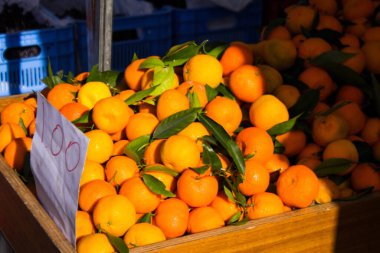 Limasol, Kıbrıs - 11 Aralık 2021 'de Kıbrıs Rum Kesimi' nde meydana gelen koronavirüs salgını sırasında Limasol 'daki pazarda satılan meyveler maske takmak zorunludur.
