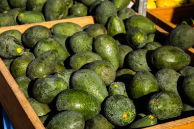 Limasol, Kıbrıs - 11 Aralık 2021 'de Kıbrıs Rum Kesimi' nde meydana gelen koronavirüs salgını sırasında Limasol 'daki pazarda satılan meyveler maske takmak zorunludur.