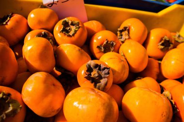 Limasol, Kıbrıs - 11 Aralık 2021 'de Kıbrıs Rum Kesimi' nde meydana gelen koronavirüs salgını sırasında Limasol 'daki pazarda satılan meyveler maske takmak zorunludur.