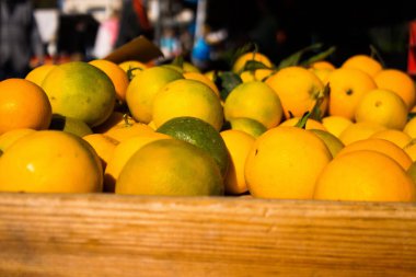 Limasol, Kıbrıs - 11 Aralık 2021 'de Kıbrıs Rum Kesimi' nde meydana gelen koronavirüs salgını sırasında Limasol 'daki pazarda satılan meyveler maske takmak zorunludur.