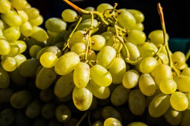 Limasol, Kıbrıs - 11 Aralık 2021 'de Kıbrıs Rum Kesimi' nde meydana gelen koronavirüs salgını sırasında Limasol 'daki pazarda satılan meyveler maske takmak zorunludur.