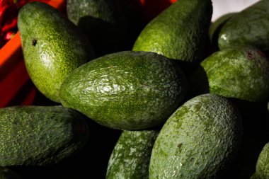 Limasol, Kıbrıs - 11 Aralık 2021 'de Kıbrıs Rum Kesimi' nde meydana gelen koronavirüs salgını sırasında Limasol 'daki pazarda satılan meyveler maske takmak zorunludur.