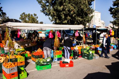 Limasol, Kıbrıs - 11 Aralık 2021 'de Kıbrıs Rum Kesimi' nde meydana gelen koronavirüs salgını sırasında Limasol 'daki pazardan alışveriş yapmak zorunludur.