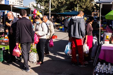 Limasol, Kıbrıs - 11 Aralık 2021 'de Kıbrıs Rum Kesimi' nde meydana gelen koronavirüs salgını sırasında Limasol 'daki pazardan alışveriş yapmak zorunludur.