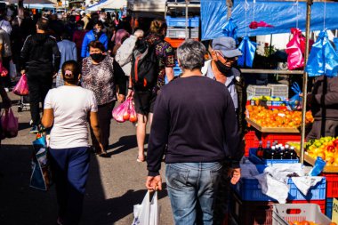 Limasol, Kıbrıs - 11 Aralık 2021 'de Kıbrıs Rum Kesimi' nde meydana gelen koronavirüs salgını sırasında Limasol 'daki pazardan alışveriş yapmak zorunludur.