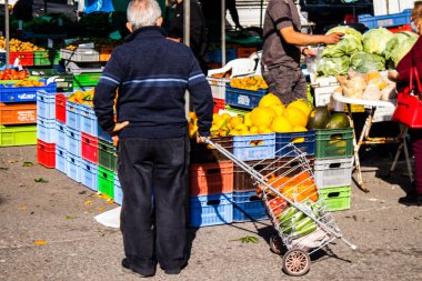 Limasol, Kıbrıs - 11 Aralık 2021 'de Kıbrıs Rum Kesimi' nde meydana gelen koronavirüs salgını sırasında Limasol 'daki pazardan alışveriş yapmak zorunludur.