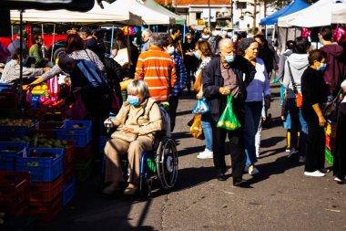 Limasol, Kıbrıs - 11 Aralık 2021 'de Kıbrıs Rum Kesimi' nde meydana gelen koronavirüs salgını sırasında Limasol 'daki pazardan alışveriş yapmak zorunludur.