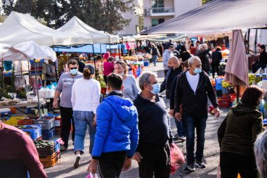 Limasol, Kıbrıs - 11 Aralık 2021 'de Kıbrıs Rum Kesimi' nde meydana gelen koronavirüs salgını sırasında Limasol 'daki pazardan alışveriş yapmak zorunludur.