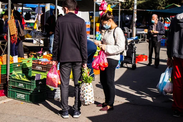 塞浦路斯利马索尔2021年12月11日在塞浦路斯爆发禽流感期间 人们必须佩戴口罩 在利马索尔的星期六市场购物 — 图库照片