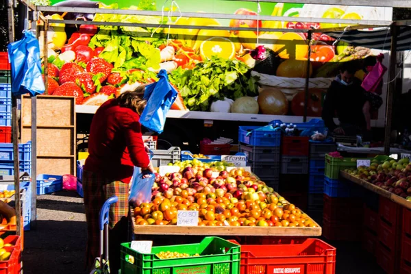 Limasol, Kıbrıs - 11 Aralık 2021 'de Kıbrıs Rum Kesimi' nde meydana gelen koronavirüs salgını sırasında Limasol 'daki pazardan alışveriş yapmak zorunludur.