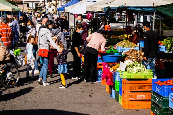 Limasol, Kıbrıs - 11 Aralık 2021 'de Kıbrıs Rum Kesimi' nde meydana gelen koronavirüs salgını sırasında Limasol 'daki pazardan alışveriş yapmak zorunludur.
