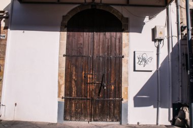 Limasol, Kıbrıs - 11 Aralık 2021 'de Kıbrıs Rum Kesimi' nin Limasol kentinin göbeğindeki eski semtte, binaların mimarisi ve antik kentin sokakları